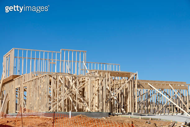 New homes construction site. Frames house. 이미지 (1275865849) - 게티이미지뱅크