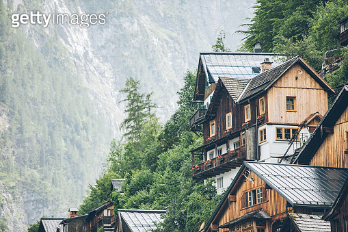 view of hallstatt old wooden buildings alps mountains on background 이미지 ...