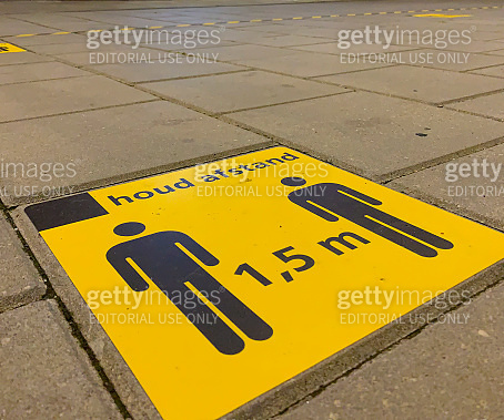 Keep 1,5m distance sign at the railway platform of Kampen station 이미지 ...