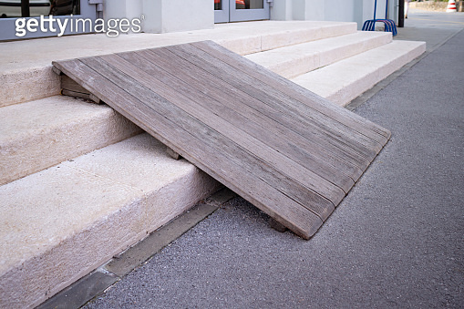 Building entrance with ramp 이미지 (1220421040) - 게티이미지뱅크