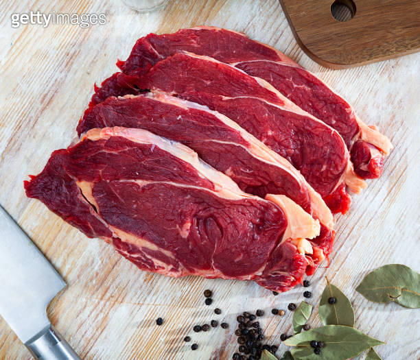 Raw beef steaks with bay leaves and black pepper 이미지 (1292475169) 게티이미지뱅크