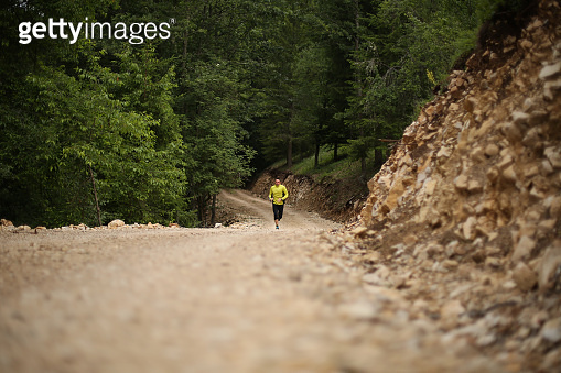 Man runs on mountain ridge at sunrise 이미지 (1255401998) - 게티이미지뱅크