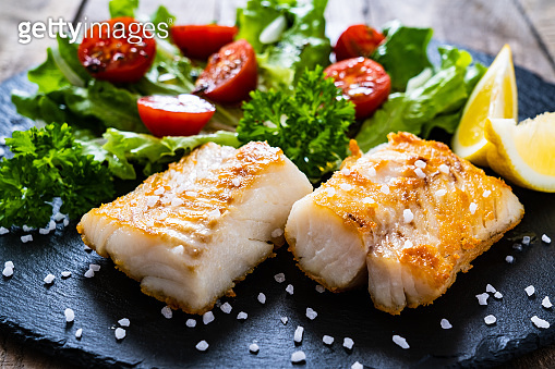 Fried cod fillets with fresh vegetables 이미지 (1217565553) - 게티이미지뱅크