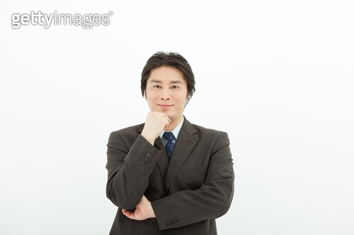 顎に手を当てる男性 A 게티이미지뱅크