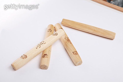 소품,윷놀이,한국문화,민속놀이,윷 (a10525172) - 게티이미지뱅크