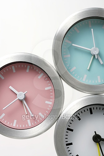 Three clocks on white background, close-up 이미지 (a10905055) - 게티이미지뱅크