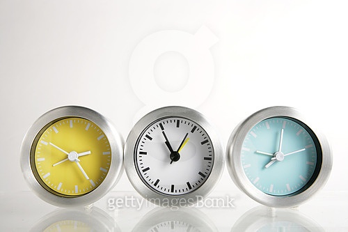 Three clocks on white background, close-up 이미지 (a10905082) - 게티이미지뱅크