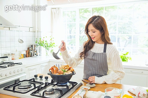 한국인, 여성, 부엌, 요리하기 (음식준비), 요리사, 푸드스타일리스트, 미각 (입사용), 미소 (jv11006748) - 게티 ...