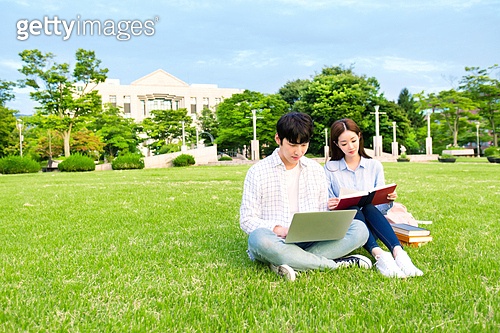 한국인, 대학생, 대학교, 캠퍼스 (대학교), 노트북, 책, 공부, 커플, 잔디밭 (jv11019601) - 게티이미지뱅크