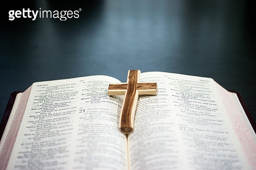십자가,부활절,고난주간,사순절,성경,말씀,HOLY BIBLE,나무십자가 이미지 (a11114984) - 게티이미지뱅크