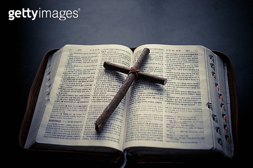 십자가,부활절,고난주간,사순절,성경,말씀,HOLY BIBLE,나무십자가 이미지 (a11115017) - 게티이미지뱅크