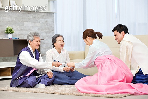 한국명절 (한국문화), 한복, 설날 (한국명절), 세배, 부모 (가족구성원), 가족, 세뱃돈 (한국전통) 이미지 ...