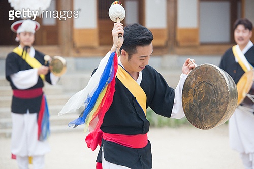 사물놀이 (민속놀이), 징, 때리기 (물리적활동) 이미지 (jv11173067) - 게티이미지뱅크