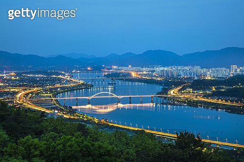 항공촬영,풍경,풍경[경치],전경,실외,야경,밤,조명,빛,불빛,한강,강,강변,하천,구리암사대교,다리,다리[건축물],교량,교각,교통 ...