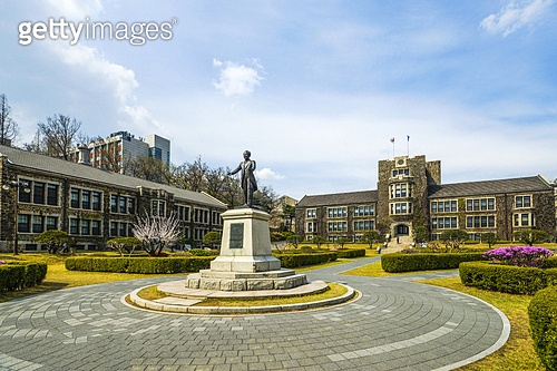 연세대,연세대학교,대학교,학교,캠퍼스,교육,언더우드상,본관,서대문구,서울,한국 (a12227149) - 게티이미지뱅크