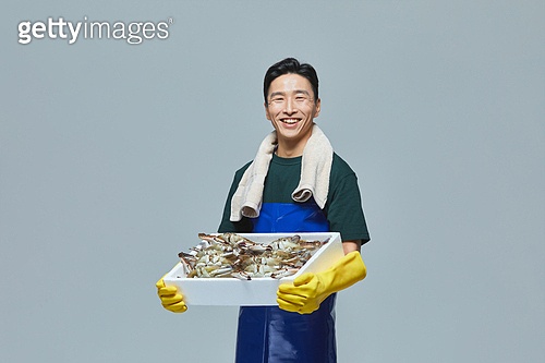 한국인, 상인 (소매업자), 시장상인 (상인), 산지직송, 꽃게, 미소 이미지 (jv12270509) - 게티이미지뱅크