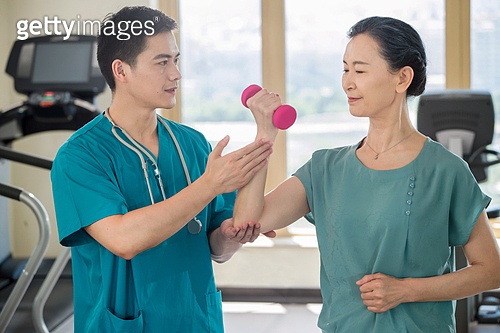 The doctor to assist the patient rehabilitation exercise 이미지 ...