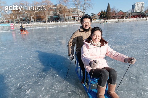 Romantic couples in the skating rink (vs12467641) - 게티이미지뱅크