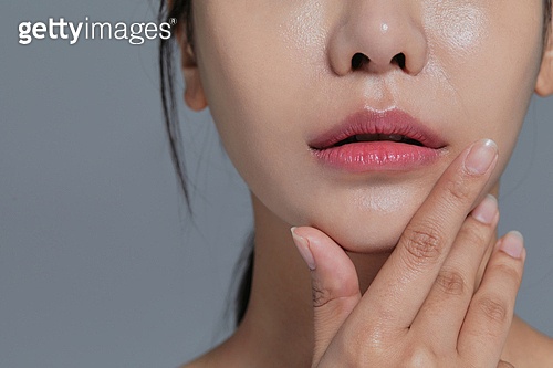 여성, 뷰티, 셔츠 (상의), 헤어스타일, 순수 (컨셉), 사람입술 (사람입) 이미지 (jv12538611) - 게티이미지뱅크