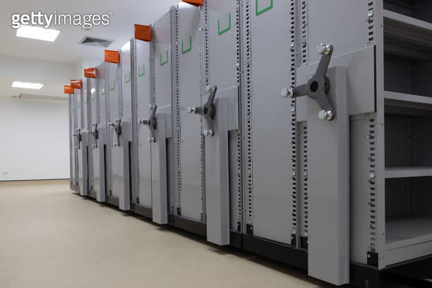 A row of empty revolving metal storage shelves. 이미지 (1331573123) - 게티이미지뱅크