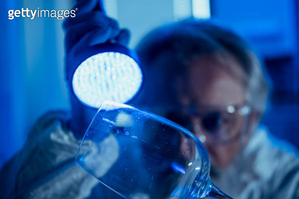 Forensic scientist working at crime scene ??? (1352831870) - ???????