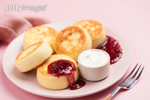 Syrniki, cottage cheese fritters with raspberry jam and sour cream ...