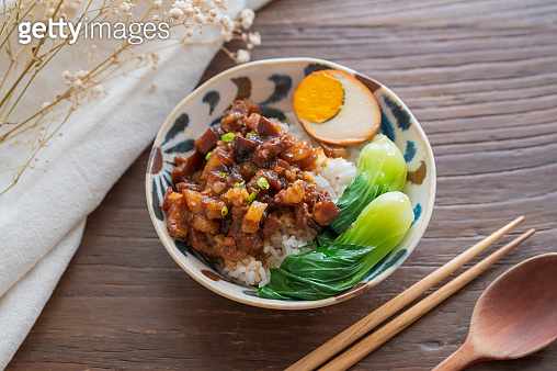 Braised Rice Food Line The bowl of braised pork rice on the table 이미지 (1331044080) - 게티이미지뱅크