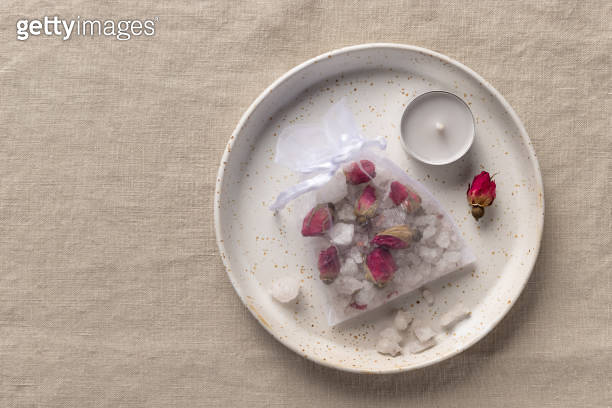 handmade bath salt with dried roses and herbs in mesh bag 이미지 ...