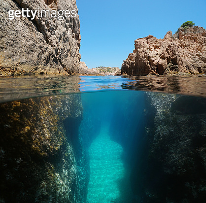Slit Between Rocks Narrow passage between rocks over under water 이미지 (1307348477) - 게티이미지뱅크