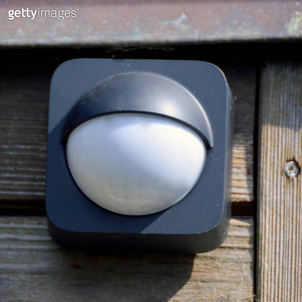 Motion sensor triggers light. 이미지 (1314004144) 게티이미지뱅크