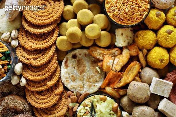 Fully loaded Indian snacks for Diwali festival 이미지 (1351969508) - 게티이미지뱅크