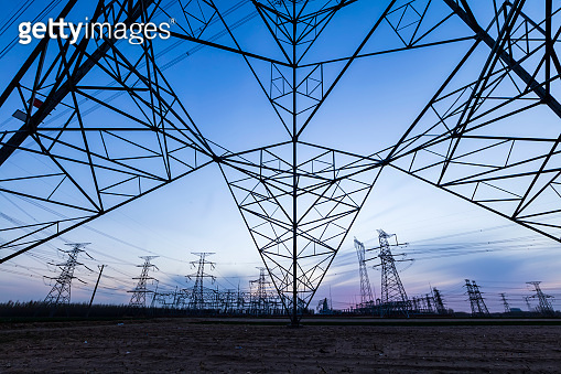 Pylons, high voltage pylons in the evening (1320622954) - 게티이미지뱅크