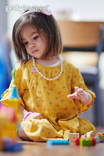 Little girl play with blocks 이미지 (1313072847) - 게티이미지뱅크