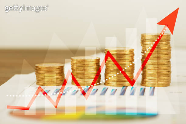 Coin stacks step up graph with red arrow 이미지 (1326262473) - 게티이미지뱅크