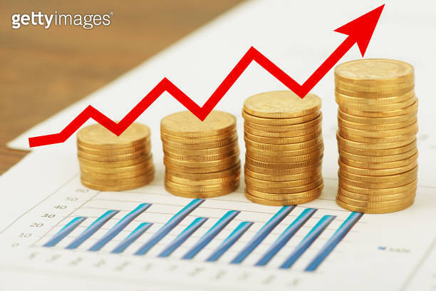Coin stacks step up graph with red arrow 이미지 (1326262233) - 게티이미지뱅크