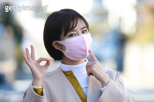 A woman who wears masks and makes a circle by hand 이미지 (1312933524 ...