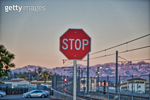 Stop Sign under Sunset With Mountain Background 이미지 (1292194865) - 게티이미지뱅크