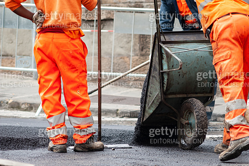Tarring Men at work during tarring of the city roads. (1317270263) - 게티이미지뱅크