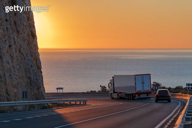 Truck with refrigerated semi-trailer on a curve of a mountain road 이미지 ...