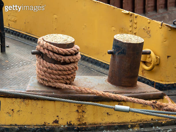 Mooring rope of a boat tied to a bollard. 이미지 (1401113161) - 게티이미지뱅크