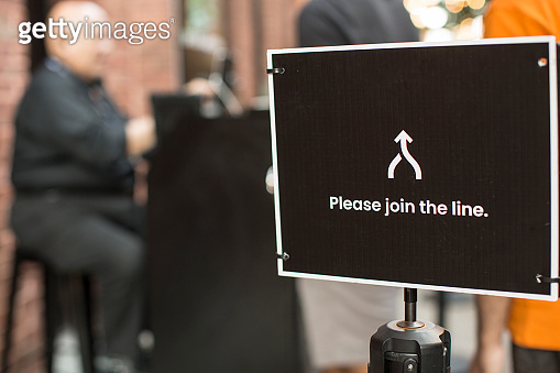 Please join the line sign at the entrance 이미지 (1425028165) - 게티이미지뱅크