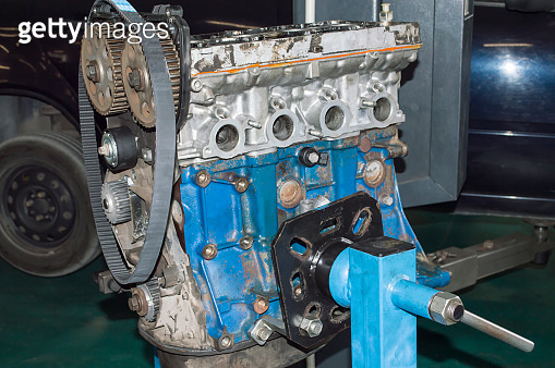 The blue engine block installed on the engine repair stand 이미지 ...