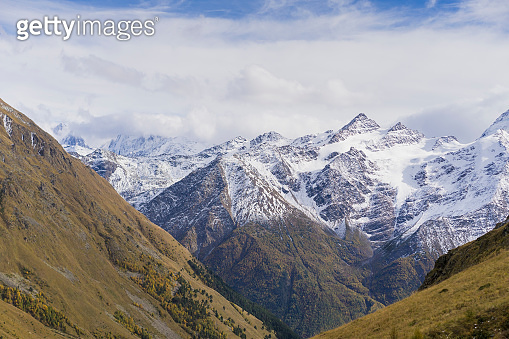 Breathtaking panorama of morning wild nature high in mountains 이미지 ...