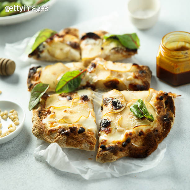 Pizza with pear and cheese 이미지 (1368174360) 게티이미지뱅크