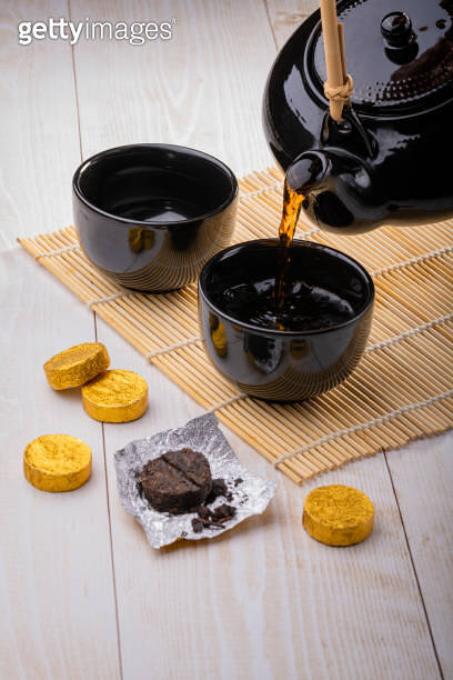 Black Chinese fermented Pu-erh tea. Close-up, selective focus. 이미지 ...