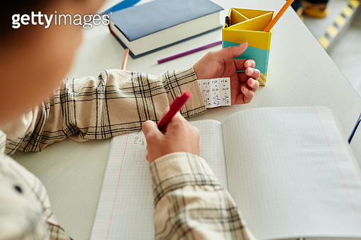 Boy Cheating in Math test (1408507442) - 게티이미지뱅크