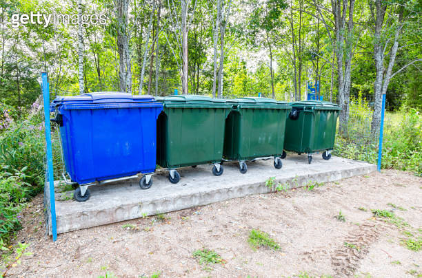 Containers Garbig Plastic garbage containers at the village in summer 이미지 (1371997620 ...