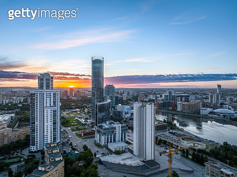 Yekaterinburg city and pond aerial panoramic view at summer sunset. 이미지 ...