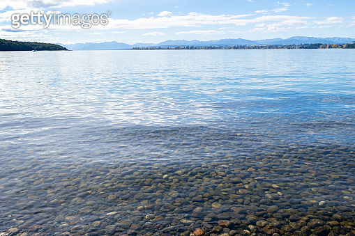 Shallow View Wide view from shallow and stony bottom across calm lake 이미지 ...