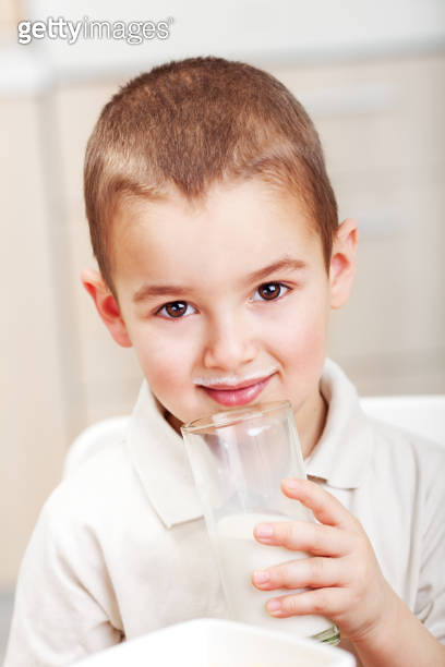 Little boy drink milk ??? (1369149786) - ???????